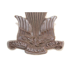 Cap badge bakélite canadien Parachute Corps